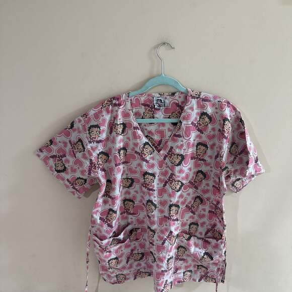 Betty Boop Hearts Pink Scrub Top - Medical Uniform - Picture 1 of 6